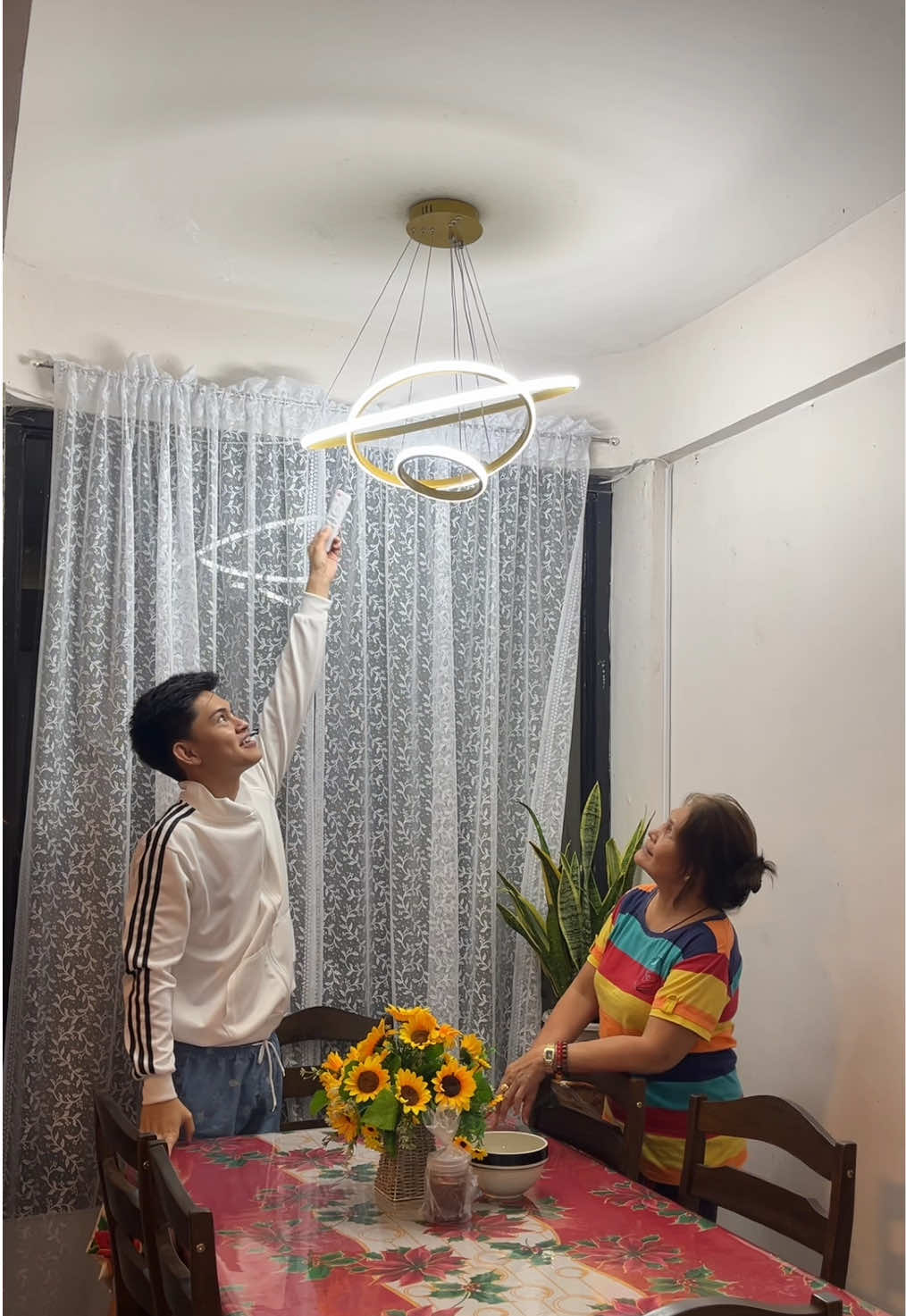 lakas makamayaman niyong bagong chandelier ceiling light ni mother oh para sa kusina niya #ceilinglight #chandelier #kitchenlight #ledceilinglight 