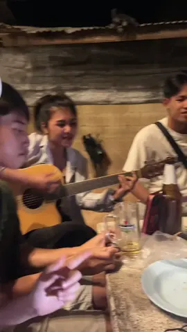 บรรยากาศบ้านๆ กับเพื่อนกับพี่ ดีดกีตาร์ร้องเพลงมันสุดๆเเล้ว💖 #Makokmyhome🎶 