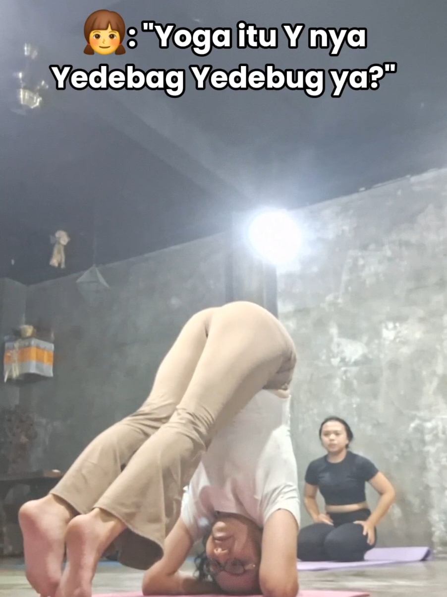 Apa iya yah?? 😅 some yedebag yedebug yoga moments and cheers to many more yedebag yedebug story 😂🤍🧘‍♀️ #yogatok #yogameme #yogapose #learningheadstand #belajarheadstand #failedinversion #workoutmotivation 