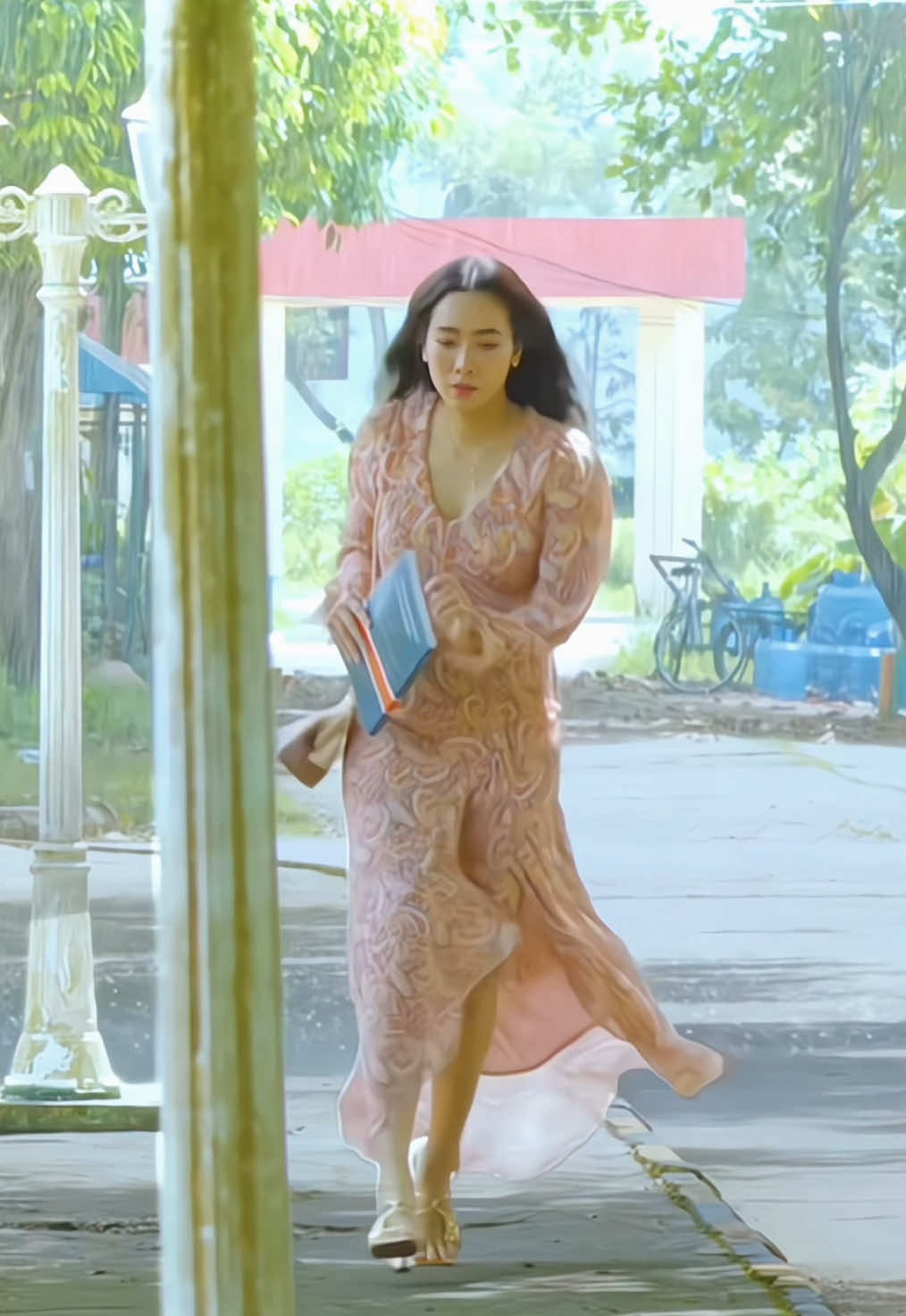 ဒါလေး ဘယ်ကားထဲကလဲ မှတ်မိကြလား 🤭🤎 #moehayko #မိုးဟေကို #myanmarfamousactress 