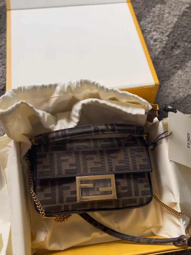 @fendi Mini Baguette unboxing 📦 #fendi #fendiunboxing #minibaguette #fendiminibaguette #fendibaguette #ff #fendibag #fendibags #fendi22      🔗Li.nk in my bio or ask in comments