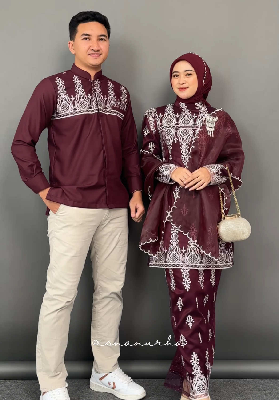 Outfit melayu + warna burgundy cakep maksimal!!!!! 💯  Detail Outfit klik l! nk di bi• cari sesuai dengan nomor * One set kurung - l! nk n0. 413A @Floo_fashionn  * ⁠selendang - l! Nk n0. 414A * ⁠Baju Koko - l! Nk n0. 415A * Tas - l! nk n0. 197A * Sepatu cewe - l! nk n0. 572 * Celana cowo - l! nk n0. 630 Cara Order : 1. Klik l!nk yg ada di bio aku (https://shp….) 2. Cari sesuai nomer yg udah aku spill di atas 3. Setelah itu akan muncul produk yg kalian cari tinggal checkout & langsung payment kaya biasa #fyp #outfitinspiration #racunlebaran #outfitlebaran #ootdlebaran #outfitcouple #outfitkondangan 