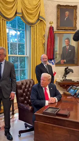 Donald Trump responds to questions in the oval office White House in Washington DC #whitehouse #viraltiktok #usa #Trending #fyp #trending #trump2024🇺🇸 #donaldtrump #foryoupage 