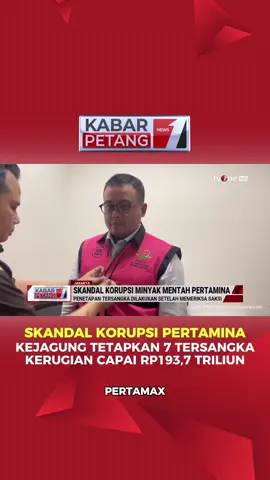 Kejaksaan Agung (Kejagung) telah menetapkan tujuh tersangka dalam kasus dugaan korupsi tata kelola minyak mentah dan produk kilang pada PT Pertamina Subholding dan Kontraktor Kontrak Kerja Sama (KKKS) periode 2018–2023. Kerugian negara akibat kasus ini diperkirakan mencapai Rp193,7 triliun. Para tersangka antara lain Riva Siahaan, Direktur Utama PT Pertamina Patra Niaga; Sani Dinar Saifuddin, Direktur Feedstock dan Product Optimization PT Kilang Pertamina Internasional; serta Yoki Firnandi dari PT Pertamina International Shipping. Mereka diduga terlibat dalam praktik pengoplosan bahan bakar minyak (BBM), di mana Pertalite (RON 90) dibeli dan diolah menjadi Pertamax (RON 92), namun pembelian dilakukan dengan harga Pertamax. Kerugian negara sebesar Rp193,7 triliun ini terdiri dari beberapa komponen, antara lain kerugian ekspor minyak mentah dalam negeri sekitar Rp35 triliun, kerugian impor minyak mentah melalui broker sekitar Rp2,7 triliun, kerugian impor BBM melalui broker sekitar Rp9 triliun, kerugian pemberian kompensasi tahun 2023 sekitar Rp126 triliun, dan kerugian pemberian subsidi tahun 2023 sekitar Rp21 triliun. Kejagung menegaskan akan terus mendalami kasus ini untuk mengungkap seluruh pihak yang terlibat dan memastikan penegakan hukum berjalan sesuai dengan ketentuan yang berlaku. Bagaimana pendapat Anda mengenai skandal korupsi ini? Apa langkah yang sebaiknya diambil untuk mencegah kejadian serupa di masa mendatang? 📡 Ikuti perkembangan selengkapnya hanya di tvOne! #Breakingnews #pertamina #pertamax #pertalite #KorupsiPertamina #Kejagung #BBMOplosan #BeritaTerkini #UpdateTvOne #KabarTvOne