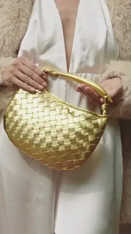 ✨ Espalhe o seu brilho e arrase no passeio ❤️ Conheça a Bolsa Splend e declare todo o seu charme Uma bolsa que é sinônimo de beleza enriquecedora e glamour, feita para a mulher que se valoriza 🤩 https://serenn.com.br/products/bolsa-splend . . . . . . . #bolsasfemininas #fyp#moda #modafeminina