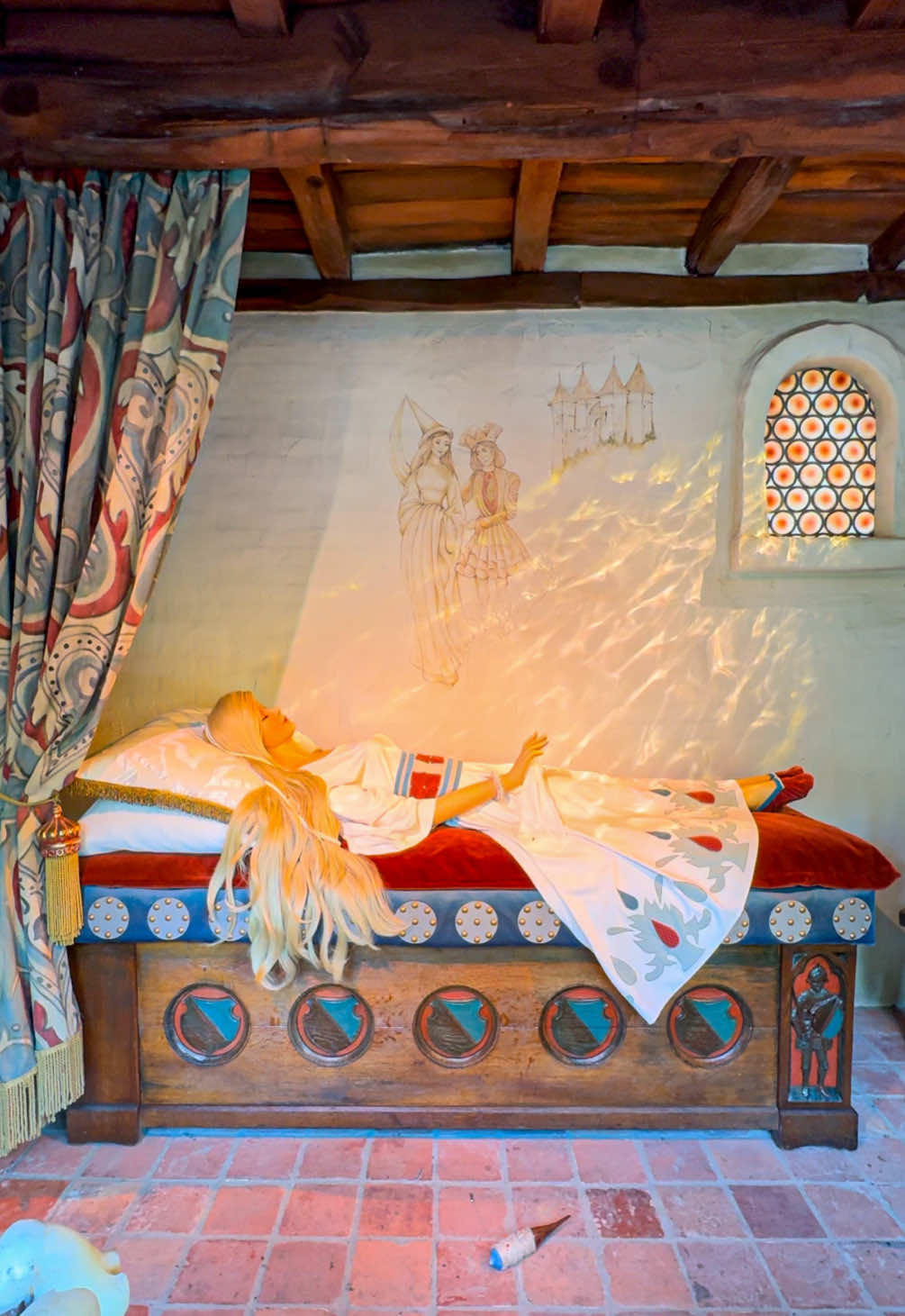 30 different fairytales can be found at Efteling: what is your favorite one? 🥰✨ The castle of Sleeping Beauty is located on a hill. Visitors can climb up a staircase to look through windows into the bedroom where Sleeping Beauty rests and the evil fairy sits at the spinning wheel. Located inside the Fairytale forrest of Efteling, a theme park in the  Netherlands. 🇳🇱 #efteling #themepark #netherlands #castle #sleepingbeauty #fairytale 