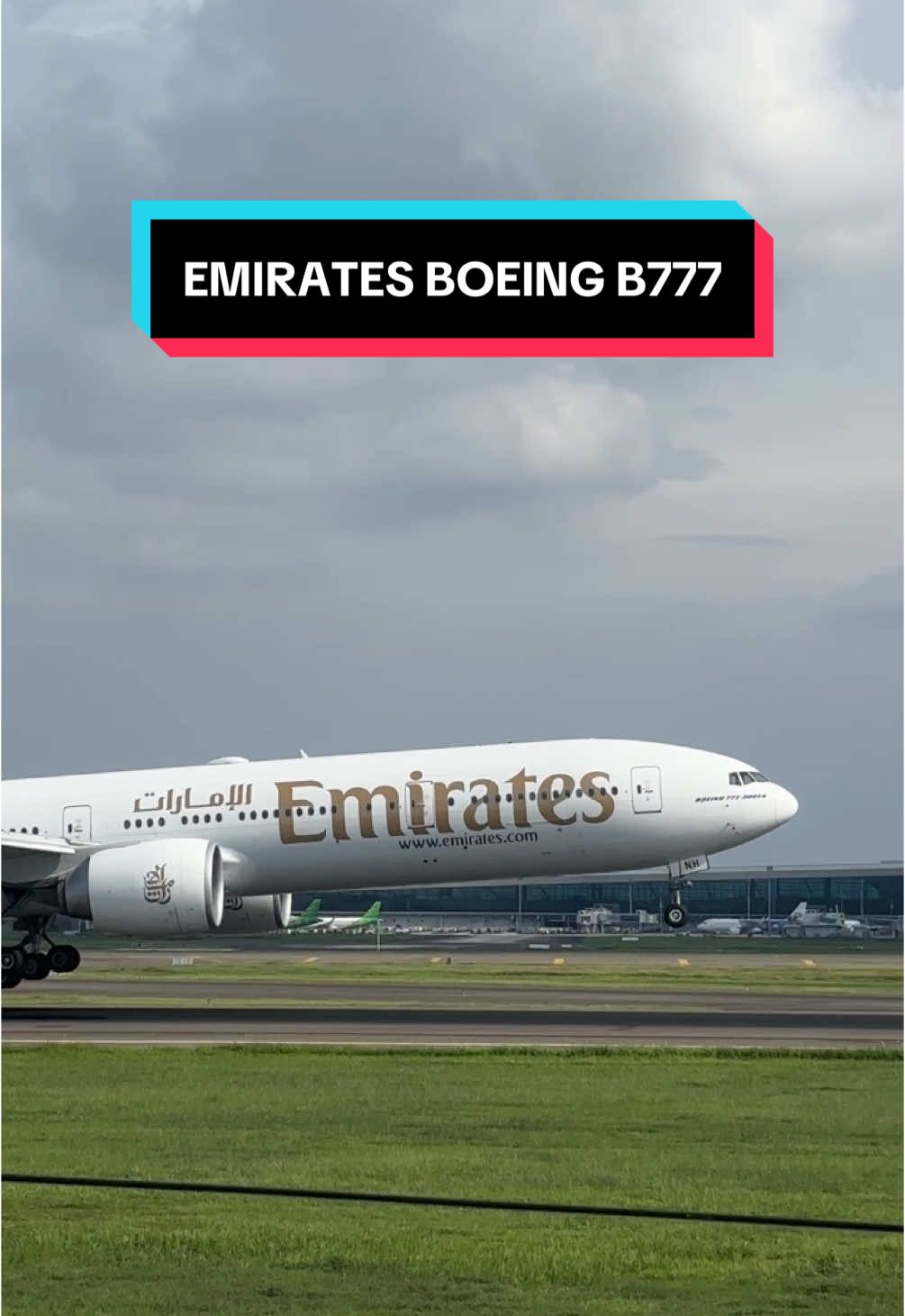 Pesawat Emirates mendarat dibandara Soekarno-Hatta Tangerang  #fyp #cyzbca #pesawat #pesawatterbang #penerbangan #penerbanganindonesia #bandara #pilot #atc #boeing  #b777 #emirates #indonesia  #avgeek #planespotter #aviation #soekarnohattaairport #tangeranghits #tangerang