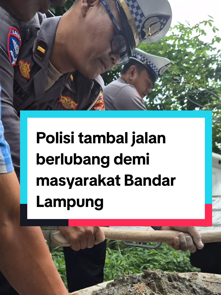 Jelang Operasi Ketupat Krakatau 2025 Satlantas Polresta Bandarlampung berusaha memperbaiki beberapa jalan berlubang demi kenyamanan masyarakat Kota Bandar Lampung #polwan #polisi #polresta #fyp #bandarlampung #lampung 