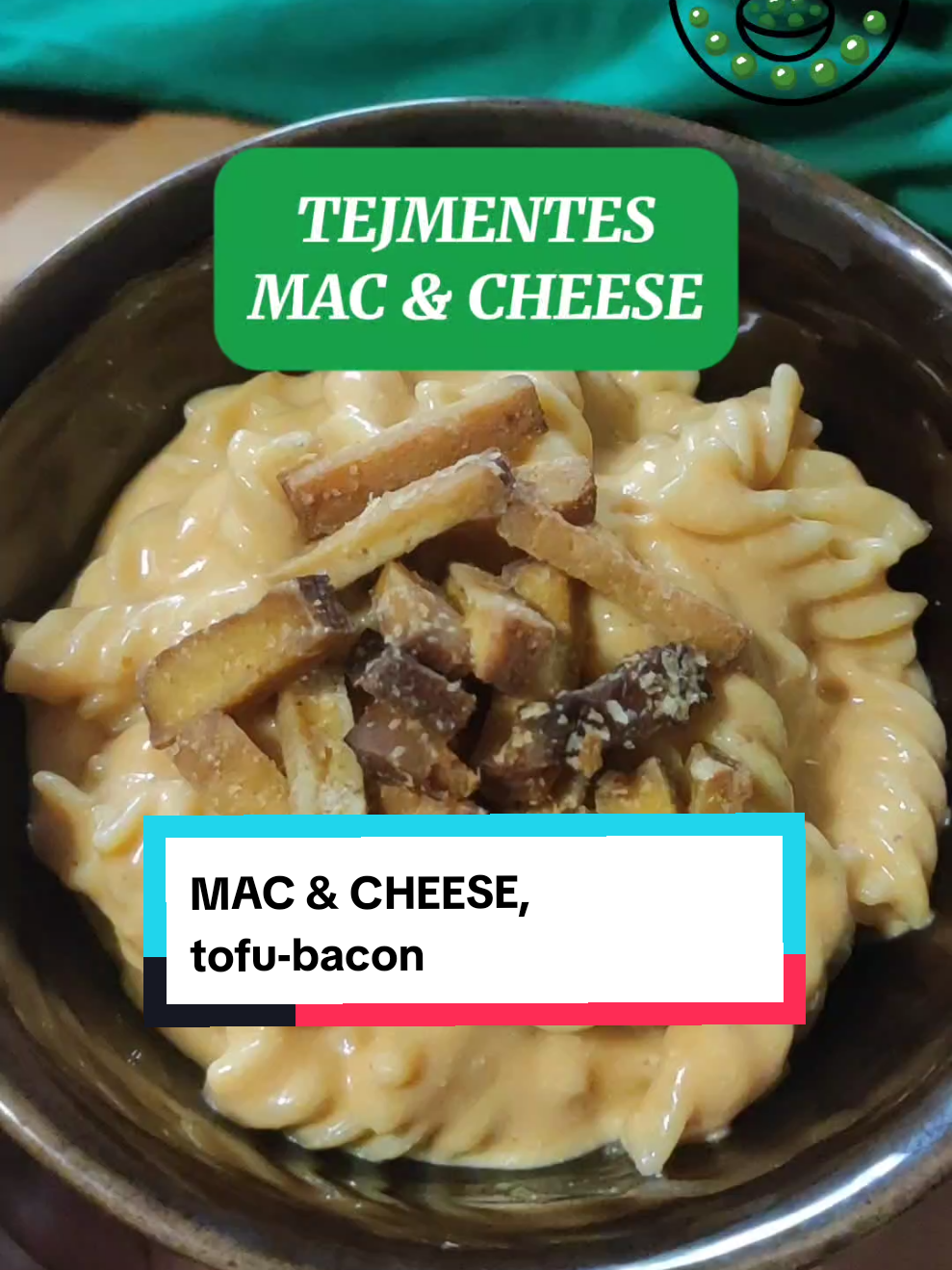 🧡Tejmentes MAC & CHEESE szósz: Hozzávalók: - 400 g burgonya - 200 g sárgarépa - 100 g füstölt tofu - 40 g sörélesztőpehely  - 1 gerezd fokhagyma  - 25 g mustár  - 50 g növényi olaj - 2 tk. só (ízlés szerint) - 110 g főzővíz 👩🏻‍🍳 Elkészítés: - A répát és krumplit tisztítjuk, kockára vágjuk és feltesszük főni vízben, hogy bőven ellepje.  - Mikor megpuhultak, leszűrjük, DE a főzővizet felfogjuk valamiben, hiszen ezt fogjuk használni a turmixoláshoz! - A megfőtt zöldségeket krémesre turmixoljuk a többi hozzávalóval és főtt tésztával tálaljuk.  🤎Tofu bacon: Hozzávalók: - 90 g tofu  - 1 ek. növényi olaj - 1 tk. sörélesztőpehely  - só: ízlés szerint  👩🏻‍🍳 Elkészítés:  - A tofut kis hasábokra vágjuk és kevés olajon ropogósra pirítjuk, majd átforgatjuk a sörélesztőpehellyel. - Feltétként használjuk a Mac & Cheeshez, vagy  főzelékekhez, salátákhoz. 🌱További fenntartható receptek és tippek: www.okosfeherje.hu #OkosFehérje #hüvelyes #fenntartható #tofu #vegan #plantbased #flexitarian 