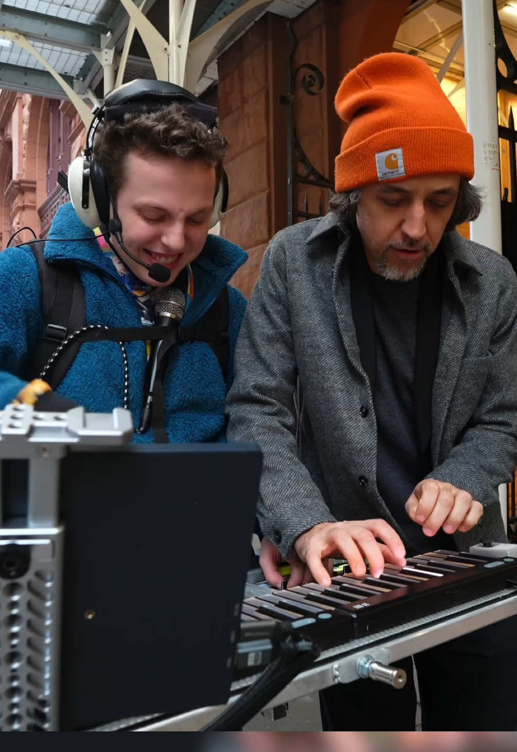 amazing moment from last stream where a random pianist (fimamusic on ig) helped me cook up a beat but had to bounce.. I walked around a few mins trying to find a singer for it when @Davedisla and took it to the next level 🔥🔥