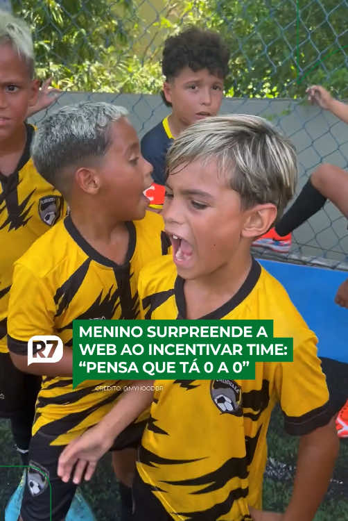 😯 Um vídeo gravado no intervalo da final do Festival Gurizada, na categoria sub-9, viralizou nas redes. Na ocasião, a equipe Cariacica Esporte Clube estava vencendo pelo placar de 3 a 0 e, mesmo assim, o atleta Lorenzo Lyrio chamou a responsabilidade e ganhou muita atenção pela sua cobrança e competitividade: 