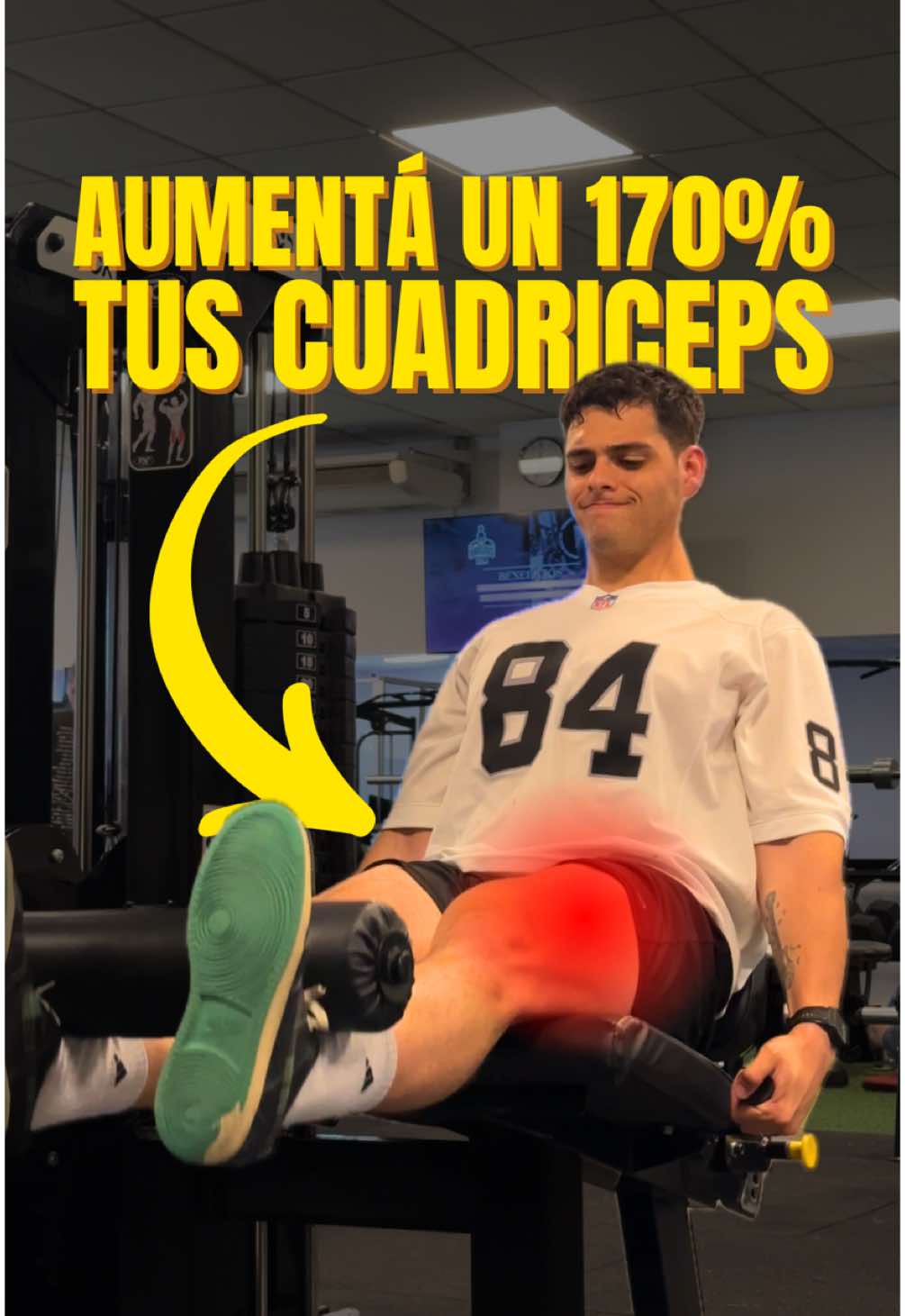 Esta es la MEJOR manera de hacer extension de CUADRICEPS Los cuádriceps están compuestos por cuatro músculos: vasto lateral, vasto medial, vasto intermedio y recto femoral. Su función principal es la extensión de rodilla, pero el recto femoral, al ser biarticular, también participa en la flexión de cadera, lo que lo diferencia de los otros tres. En las extensiones de cuádriceps en máquina, la posición de la cadera influye en la activación del recto femoral. Si el respaldo está adelantado, aumentando la flexión de cadera, el recto femoral se encuentra acortado, lo que genera insuficiencia activa y limita su capacidad de producir fuerza. En este caso, los vastos asumen la mayor parte del trabajo. Por el contrario, si el respaldo se retrasa, permitiendo una mayor extensión de cadera, el recto femoral parte desde una posición más elongada, mejorando su relación tensión-longitud y aumentando su capacidad de generar fuerza durante la extensión de rodilla. Un estudio demostró que, con la cadera más extendida, la activación del recto femoral fue significativamente mayor, mientras que en una posición más flexionada su activación disminuyó en favor de los vastos. Estos hallazgos han sido respaldados por estudios electromiográficos, que muestran una mayor activación del recto femoral cuando la cadera está más extendida, tanto en extensiones de cuádriceps como en ciertos ejercicios multiarticulares, como sentadillas con mínima flexión de cadera. En conclusión, el ajuste del respaldo en la máquina de extensiones influye en la activación muscular. Una cadera más extendida favorece la activación del recto femoral al mejorar su capacidad de generar fuerza, mientras que una cadera más flexionada lo coloca en una posición acortada, disminuyendo su participación y favoreciendo el trabajo de los vastos. Ajustar la postura en función del objetivo permite optimizar el estímulo del entrenamiento. . . . . #leg #legday #gym #gymtips #gimnasio #Fitness #entrenamiento #fit #gymmotivation #hipertrofia #gymrat #zyzz 