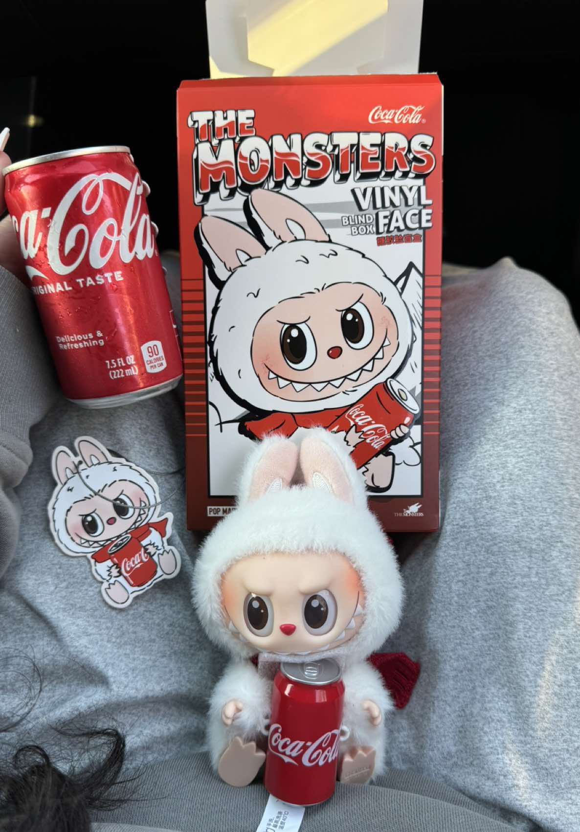 I’m obsessed!! If you know me you know how much I love Coca Cola 😩❤️#POPMART #popmartunboxing #popmartblindbox #popmartthemonsters #themonsters #labubuthemonsters #labubuunboxing #cocacolalabubu #cocacola 