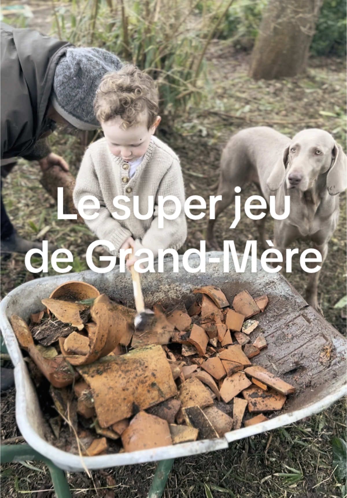 Ce soir, je suis tombée sur une scène que j’ai trouvée adorable : Grand-Mère, toujours suivie par ses fidèles compagnons à quatre pattes, transportant encore une brouette. Derrière elle, son petit-fils, toujours partant pour l’accompagner dans ses aventures. Incroyablement pleine de vie, elle l’entraîne dans les différents travaux du jardin. Intriguée, je les ai suivis… et c’est là que j’ai découvert ce qui les avait occupés toute la matinée : casser des tuiles et de vieux pots de fleurs. Mais pour quoi faire ? #lienintergenerationel #petitsenfants #campagne #countryside #campagna #land #campo