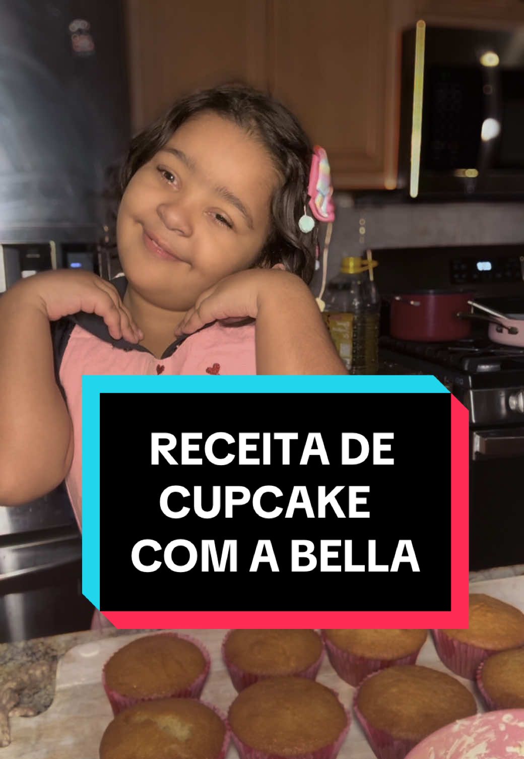 A Bella adora cozinhar, fazendo uma receita de cupcake #fy #foryoupage #receita #cupcake #gabiguedes #vira 