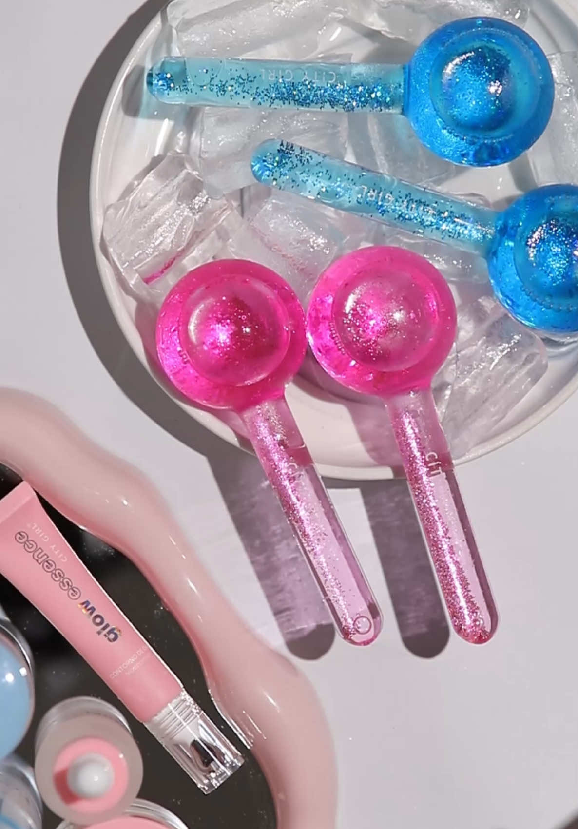❄️ Lifting en frío? OBVIO 💙✨ 🔥 Guardalas en la heladera 💆‍♀️ Usalas con tu sérum ⬆️ Ascendente = efecto lifting ⬇️ Descendente = bye hinchazón Piel glow en minutos. ¿Listx para probarlas? 👀✨ #IceGlow #MasajeFacial #GlowUp