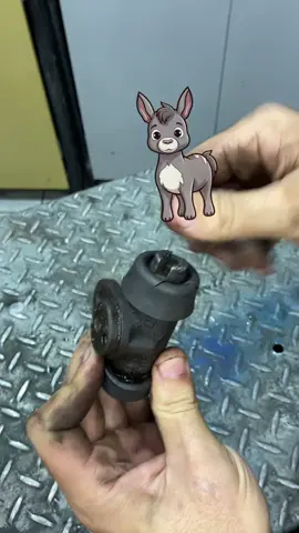 #CapCut Hoje realizei a troca do cilindro de rodas do meu fusca, ele estava muito ruim e substituí por um novo cilindro de rodas da @authomix #AprendaNoTikTok  #DIY #fusca #ferramentas #oficina #authomix #facavocemesmo #carro