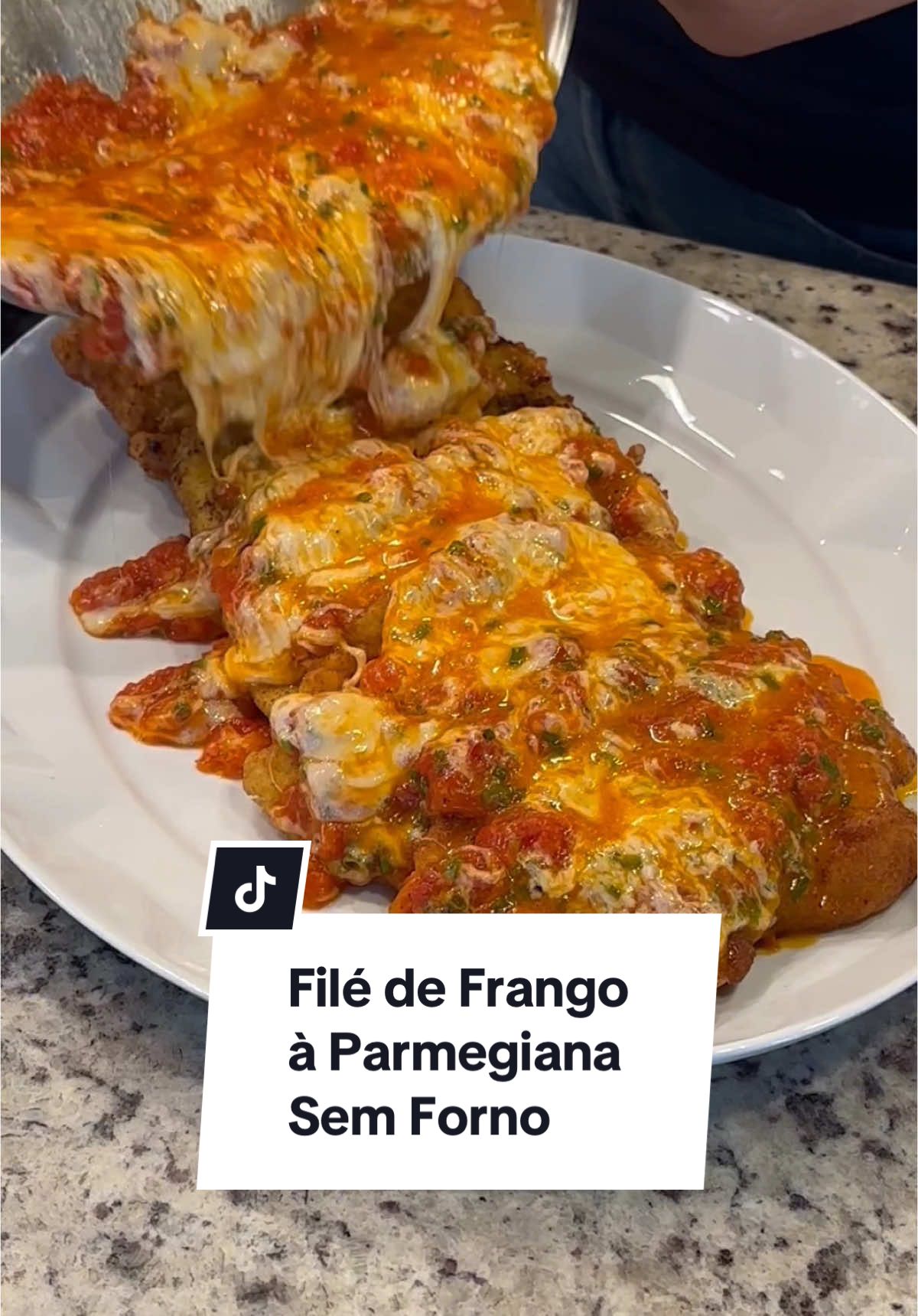 Filé de Frango à Parmegiana Sem Forno 1 colher (sopa) de azeite 4 dentes de alho 1 cebola ralada 800g de tomate sem pele Pimenta-do-reino a gosto Pimentas ardidas a gosto Sal a gosto 1kg de filé de frango ½ maço de cheiro-verde 200g de mussarela Para empanar: 3 ovos 1 xícara (chá) de farinha de trigo 1 xícara (chá) de farinha de rosca #receitas #amo #amocozinhar #deliciasdaeleni 