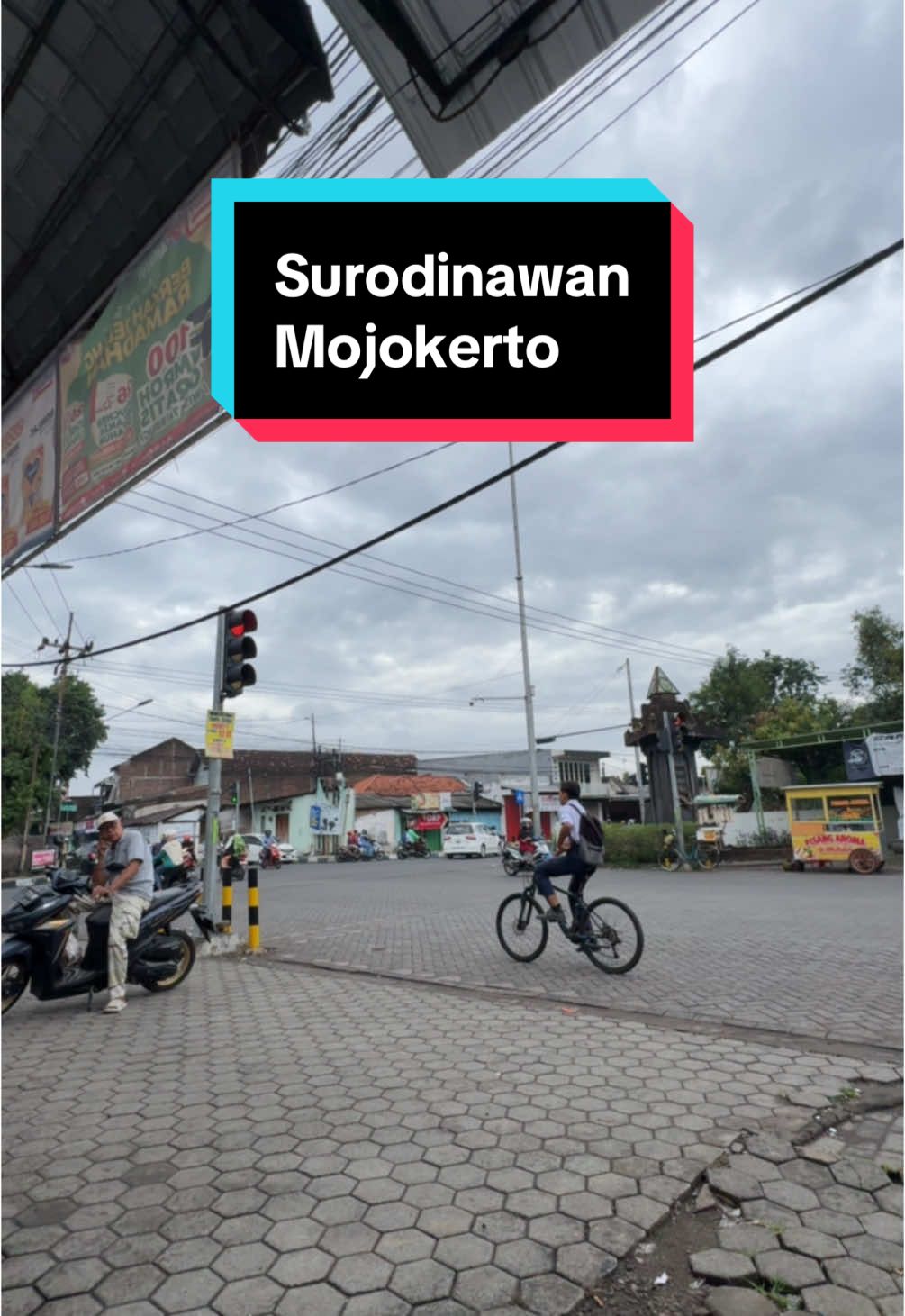 Perempatan Surodinawan Mojokerto, punya kenangan indah seperti apa ketika melalui jalan ini ? #bahanswmu #storywa #storywhatsapp #mojokerto #mojokerto24jam #mojokertotiktok #mojokertojalanjalan #mojokertokeren #mojokertohits #mojokertoviral #mojokertokuliner #mojokerto_story #masukberandafyp #foryou #4u #fyp #fypage 