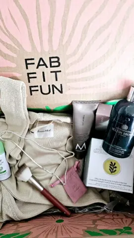 The Spring @FabFitFun box has arrived! What did you get? My box was fully customized with 6 items.  #lineanddot Waffle Knit Robe #luvajxalyssalynch Tennis Necklace in Silver @Molton Brown Coastal Cypress & Sea Fennel Bath & Shower Gel @Moroccanoil Hand Cream Oud Mineral @Rose Inc #5 Bronzer Brush  @Widgeteer Olive Oil & Balsamic Vinegar Indiv Dishes - unfortunately they were broke upon arrival but #fff quickly sent out a new box and they are in perfect condition. #beauty #beauty box #subscriptionbox #fabfitfuj #Lifestyle #homegoods #homedecor #robe #handcream #bodywash #skincare #bodycare 