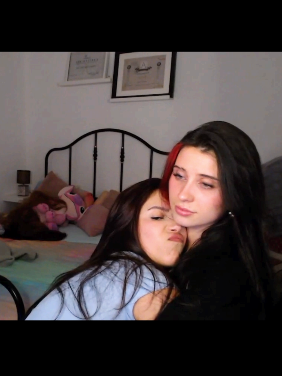 Mich se ve más chiquita en el primer clip verdaaad? 🥹 las amo mucho me hacen reír y a la vez me dan paz inexplicable las adorooo  @Jesica 🐊 @micheleollieer #clip #wlw #fyp #edit #jesymichy 