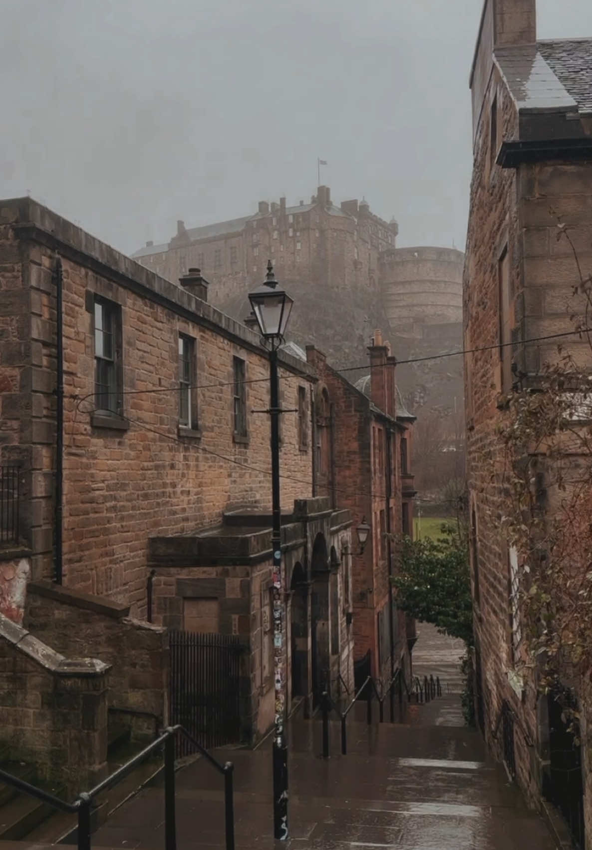 The rainiest days are often the best (and quietest) 👌🏻 A favourite view of Edinburgh castle ♥️ come wander on a rainy day with me 🥰
