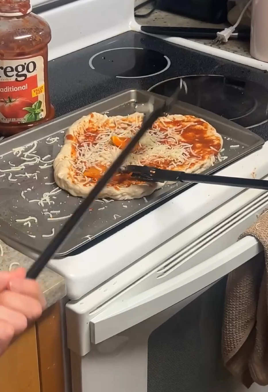 Welcome to episode 2!! We have been so excited to make this. Thank you for all your support on our original video!!! 🔥🔥🔥 #cookingwithgrabbers #gianni_bomb #baumski_ #Pizza 