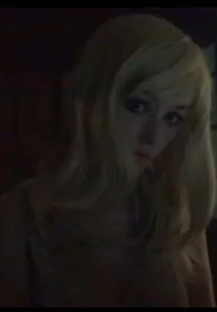 Nicole Dollanganger singing 
