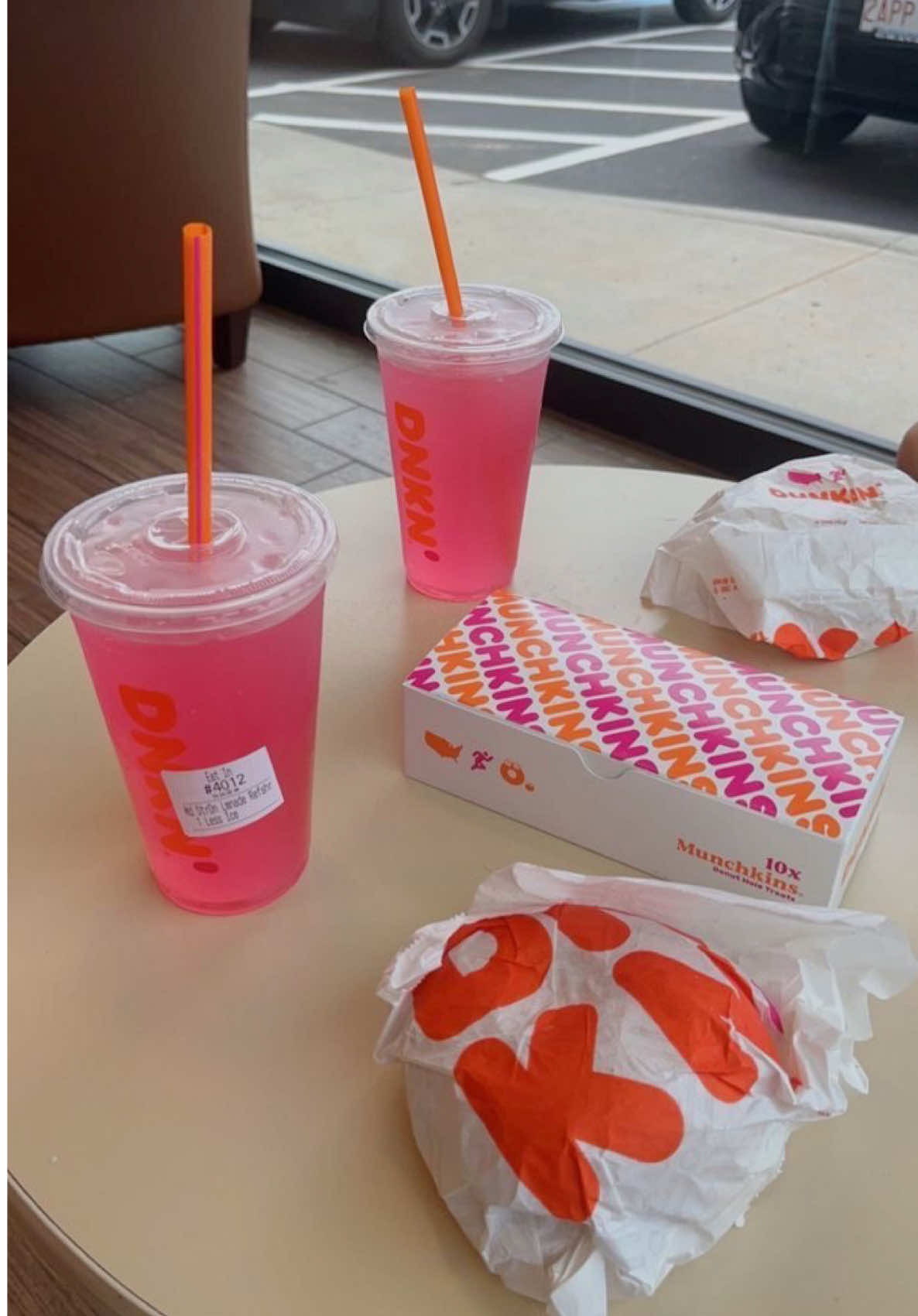 Needed this today @Dunkin' #dunkin #dunkindonuts #refresher #strawberry #morning #morningroutine #corporate #businesscasual #socialmediamarketing 