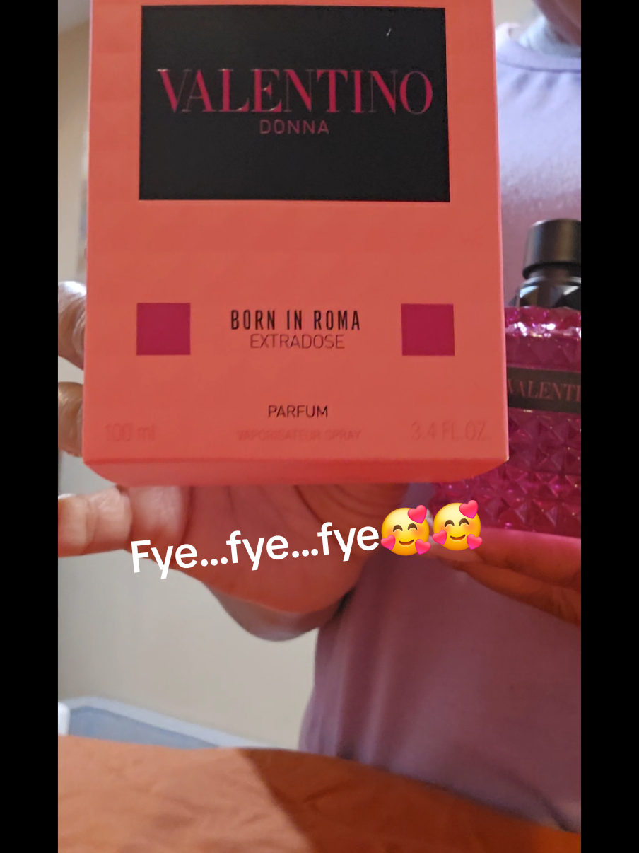 #fragrancetiktok #perfumes #perfumetiktok #donnaborninroma #extrasose #lookgoodfeelgood #smellgoodfeelgood @Valentino.Beauty 