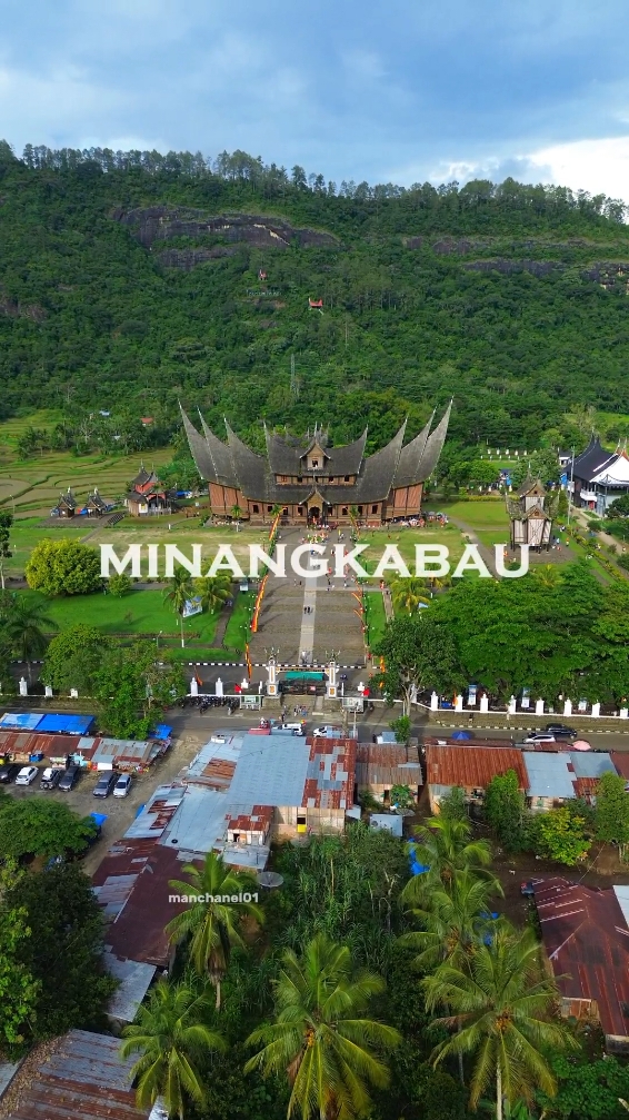 Buat parantau minang balik lah ka kampuang, ramadhan sebentar lagi sanak, keindahan minangkabau sangat memukau  Sejarah Minangkabau secara umum hanya dapat diketahui melalui Tambo, sebuah hikayat yang mengisahkan asal-usul nenek moyang orang Minangkabau hingga terbentuknya ketentuan adat dan budaya yang masih berlaku hingga kini. Namun, sejarah Minangkabau, terutama sebelum kedatangan Islam, masih diselimuti ketidakpastian. Hal ini disebabkan oleh penyampaian sejarah yang dilakukan secara lisan dan diwariskan turun-temurun dalam bentuk cerita rakyat, yang kemungkinan besar mengandung unsur dongeng dan mitos. jangan lupa follow ig@manchanel01 untuk mengetahui video terbaru😍🔥 #fyppppppppppppppppppppppp #minang #drone #fyp #minangtiktok #viralvideos #sumaterabarat #jalan #jembatansitinurbayapadang #jembatanpanasonic #pesonaindonesia #padang #jalantolsicincin #lembahanai #lembah #agam #padangpanjang #gunungtandikek #sicincin #keindahanalam #pulangkampung #romadhan2024 #romadhan2025 #puasa #puasaramadhan #pulang #pesonasumaterabarat 