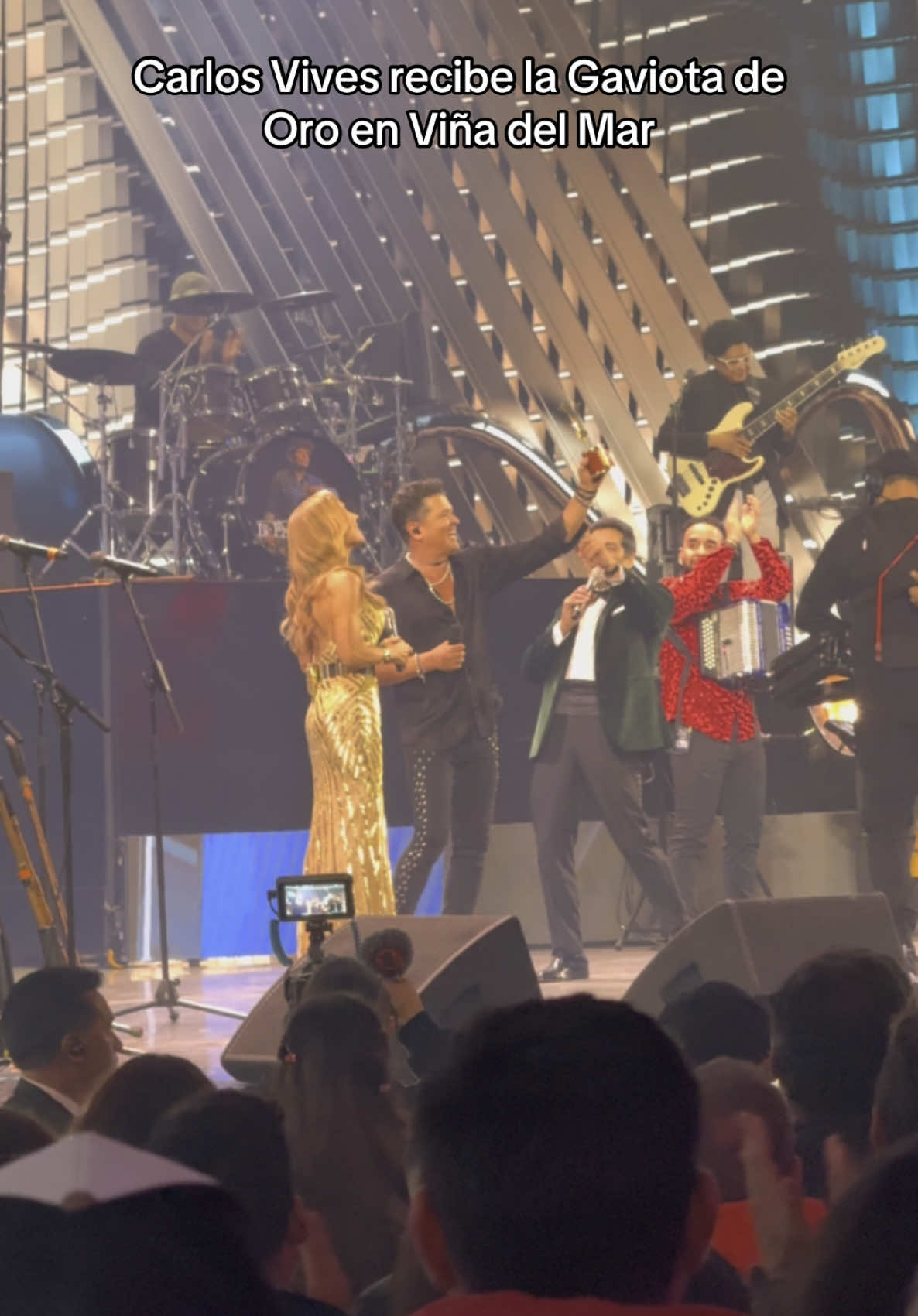 @Carlos Vives enario para besar a su mujer en su show en #viña2025 🥹🥹 #tiktokmehizover #tumusicahoy #tmh #musicosentiktok #carlosvives 