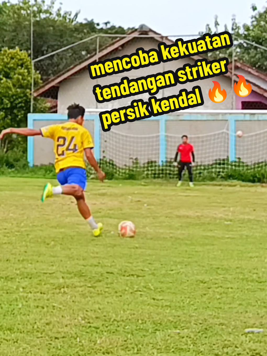 striker yg pernah membela Psis semarang u18 dan skarang membela pesik kendal 🔥ada yg kenal 🤭 #sepakbola #football #goalkeeper #liga4 #fyp 