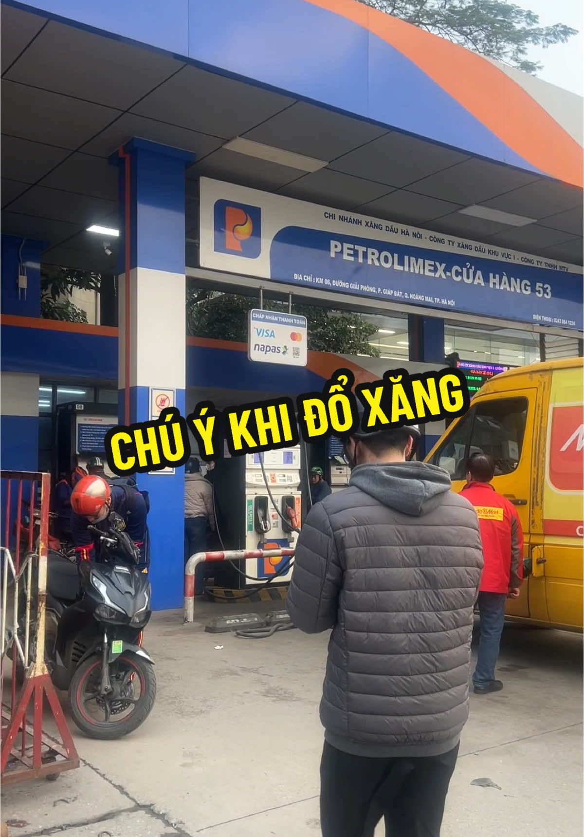 Bố mẹ đi đổ xăng chú ý an toàn cho con nha #KinhNghiemChaMe #ngocez #KyNangAnToan #DayConAnToan #LeanOnTiktok 