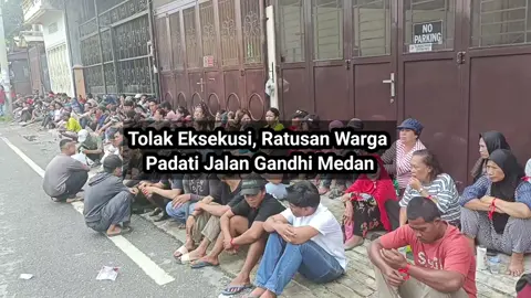 Ratusan warga memadati Jalan Gandhi, Kelurahan Sei Rengas II, Kecamatan Medan Area, untuk menolak eksekusi belasan rumah yang akan dilakukan juru sita Pengadilan Negeri (PN) Medan, Kamis (27/2/2025). Amatan Mistar di lokasi, para warga dari berbagai kalangan mulai berdatangan sejak pukul 09.00 WIB. Saat ini, ratusan warga telah berkumpul di Jalan Gandhi ini untuk melakukan perlawanan. Terpantau hingga saat ini pihak juru sita PN Medan beserta aparat Polrestabes Medan belum terlihat berhadir di lokasi eksekusi. Kuasa hukum masyarakat Jalan Gandhi, Bobby Cristian Halim, ketika diwawancarai Mistar mengatakan pihaknya bersama warga telah bersiap untuk menolak eksekusi ini. 