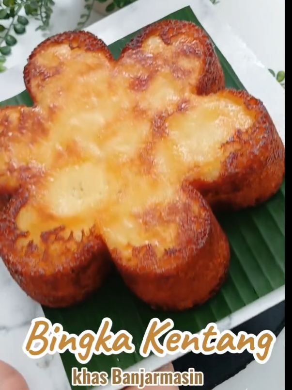 Malam semua.. - Persiapan buat menu takjil nanti, buat teman2 yg perantauan, yang kangen bingka kentang khas banjarmasin, hayooo di coba... - Sekarang  gak perlu repot2 lagi kalo memanggang bingka, dulu mesti memanggangnya  menggunakan bara arang, skarang cko pakai oven, dan ini saya gunakan Elektrik Oven yang panasnya merata, Oven Fantasy 2 MO888 dari @mito.id , yg memiliki  * Kapasitas 33L * Dough Fermentation * Double Temperatur control * Teknologi Diamond Cavity yang menghasilkan panggangan matang merata * Anti Finger touch * Low Watt mulai 450-900 watt - - Bingka Kentang - Bahan : 225 gr gula pasir 40 gr tepung beras 10 gr tepung terigu 200 gr Kentang yg sdh dihaluskan 3 butir telur itik / ( 2 butir telur ayam utuh + 1 kuning telur ayam ) 300 ml  santan cenderung kekentalan  Vanila sckpnya Garam, sckpnya  Langkah : 1. Siapkan loyang/ cetakan bingka, beri minyak goreng, alasi dgn kertas roti/ kertas nasi, lalu masukkan kdlm oven, panaskan oven suhu 225 derajat celcius api bawah, 200c api atas 2. Masukkan bahan tepung, telur, gula,  vanila dan garam aduk hingga rata 3. Tuangkan santan kdlm adonan, aduk rata 4. Masukkan kdlm loyang/ cetakan bingka yg sdh di panaskan, lalu panggang,  selama 30-35 menit , atau tergantung oven masing2 5. Setelah bgn bawah sdh terlihat kecoklatan, pindah posisi loyang ke rak tengah, atur kembali suhu oven, turunkan api bawah menjadi 180c 6.   Setelah permukaan bingka terlihat kuning kecoklatan, angkat 7. Keluarkan bingka dari loyang,dan bingka pun siap di sajikan - #ovenmito #ovenfantasy #MO888 #bingkakentangkhasbanjar #bingkakentang #ovnpanasmerata