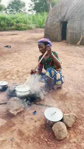 wanita ini sedang membuat makanan tradisional untuk keluarganya#fouryoupage #fyp #tiktok #fpyyyyyyyyyyyyyyyyyyyyyy #decumentasiafrika 