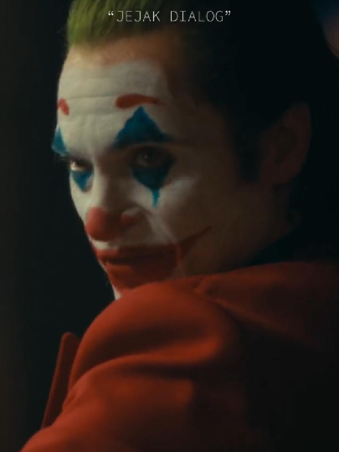 Arthur Fleck, karakter utama dalam film Joker (2019), menyoroti bagaimana subjektivitas dan kekuasaan sering kali berperan dalam menentukan apa yang dianggap benar, salah, lucu, atau tidak. Dalam konteks ini, dia mengkritik sistem atau struktur kekuasaan yang memiliki otoritas untuk menetapkan norma-norma sosial, termasuk standar humor. Dia menyadari bahwa humor, seperti moralitas, sering kali dibentuk oleh perspektif dan kepentingan mereka yang berkuasa. Apa yang dianggap lucu oleh satu kelompok mungkin dianggap ofensif atau tidak pantas oleh kelompok lain. Dengan mengatakan hal ini, Arthur Fleck menantang otoritas Murray (seorang pembawa acara talk show) dan sistem yang lebih besar yang menentukan standar sosial. Pernyataan ini juga mencerminkan perasaan teralienasi dan frustrasinya terhadap masyarakat yang mengabaikan orang-orang seperti dirinya, sambil mempertanyakan legitimasi sistem yang mengatur hidup mereka. Ini adalah kritik terhadap ketidakadilan sosial dan bagaimana norma-norma yang ditetapkan oleh 