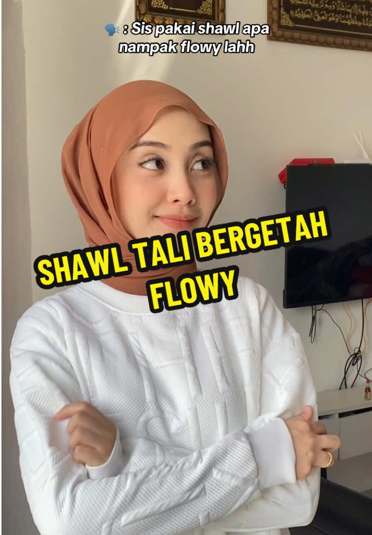 Tali dia kadang ada ketat ada tak, So kena rengangkan dia dulu sebelum pakai. Apa2 pun tali dia boleh juga letak belakang sanggul kalau nak😍 i selalu buat macamtu juga. Takpayah pakai pin banyak2. #shawl #shawlviral #shawlmurah #shawltali #shawlgetah #fyp #viral #trend #trending 