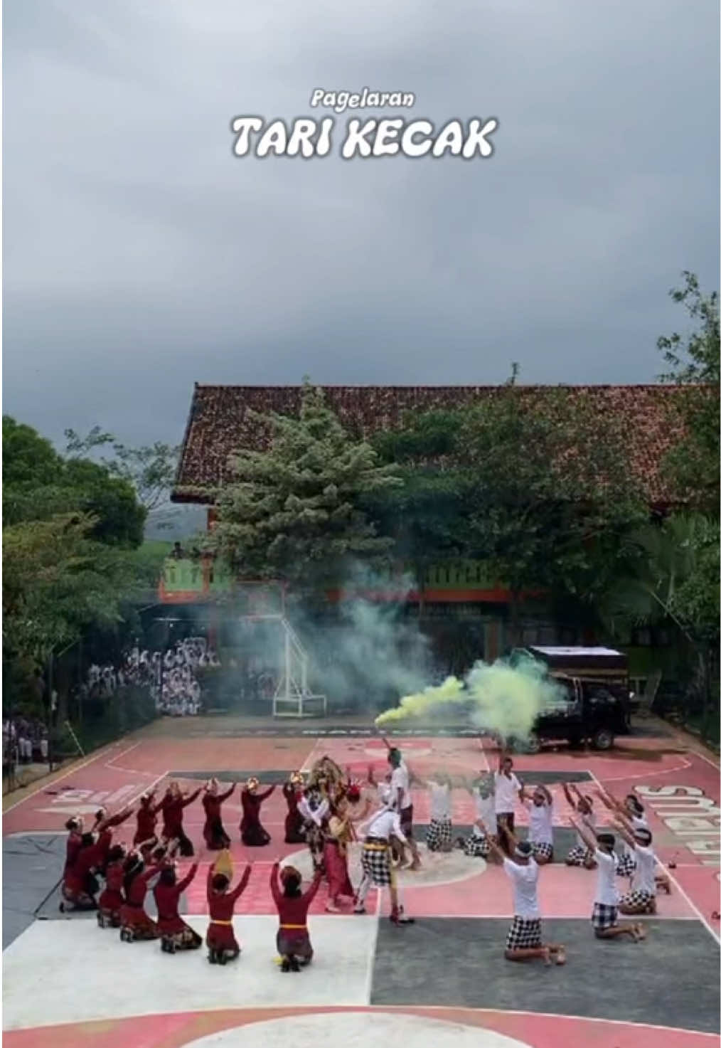 Pagelaran tari kecak dari kelas 12F2A 🤩‼️ #ujianpraktek #sman1mantup #kelas12 