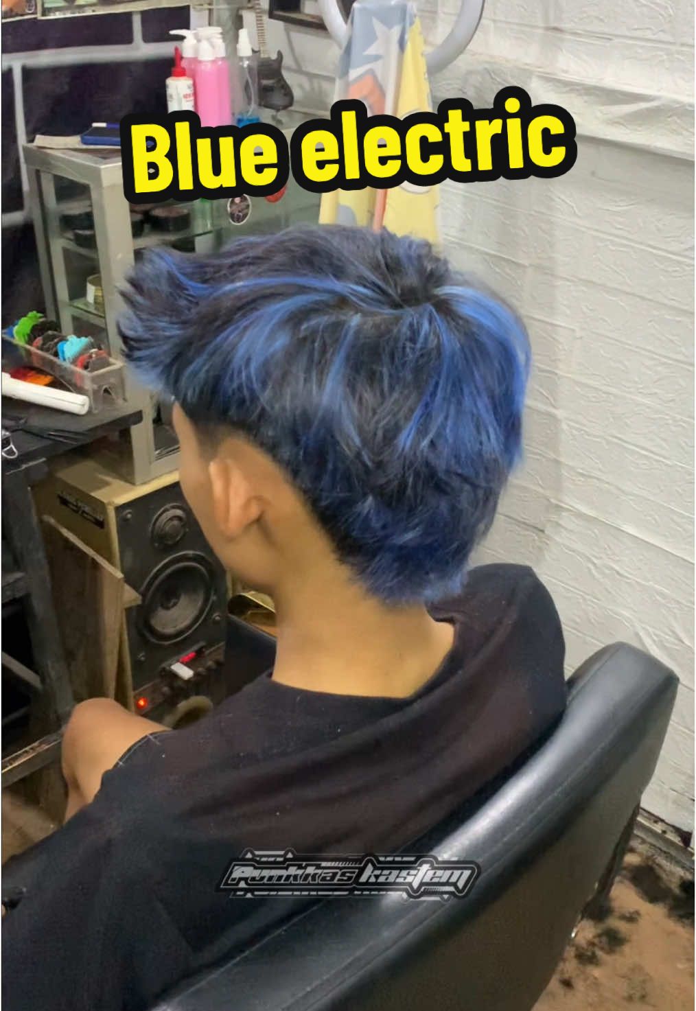 highlight blue electric #barbershopindonesia #barbershopjepara #barbershopkudus #barbershopdemak #semirrambut #highlight #hairlight #blue #punkkaskastem #fypシ゚ #masukberanda 