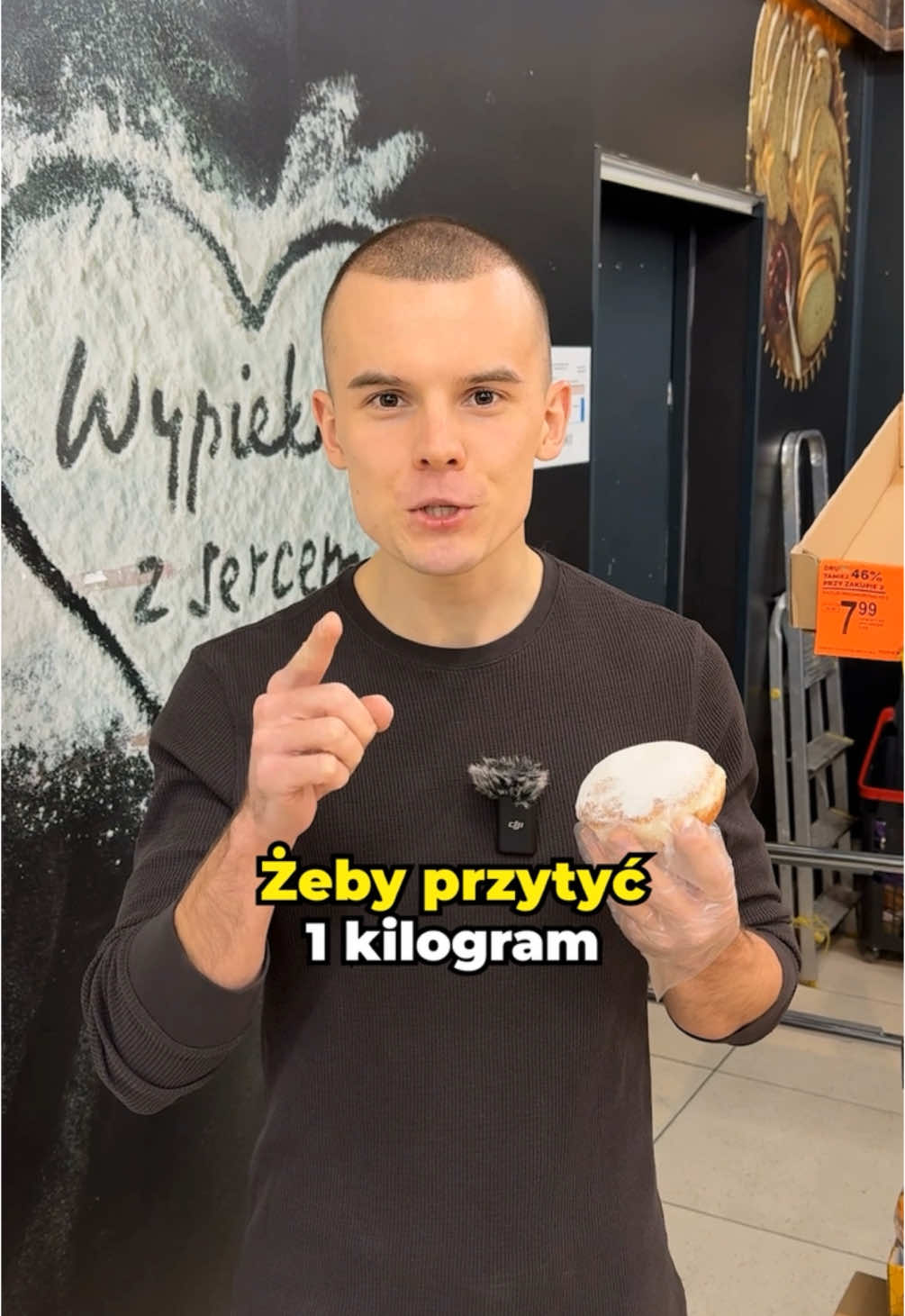 Wyluzuj w Tłusty Czwartek! 🍩 Ulubione święto Polaków? Na pewno jedno z najbardziej głośnych. Donuty, faworki i oczywiście pączki w wielu rodzajach. Jeść czy nie? Odpowiedź jest prosta! 💪🏻 Masz ochotę zjeść pączka? ✅ Po prostu go zjedz.  Nie masz dzisiaj ochoty? Zjedz innego dnia.  W ogóle nie lubisz pączków? ❌ Nie ulegaj presji i odpuść. Najważniejsze to znać umiar i zdrowy rozsądek. Jeden pączek nie wpłynie na Twoją formę, jeżeli znasz swoje założenia i trzymasz się ich na co dzień. Żadna skrajność nie jest dobra 🫡 Smacznego! #fitrecenzje #tłustyczwartek #dietetyka #zdrowezakupy 