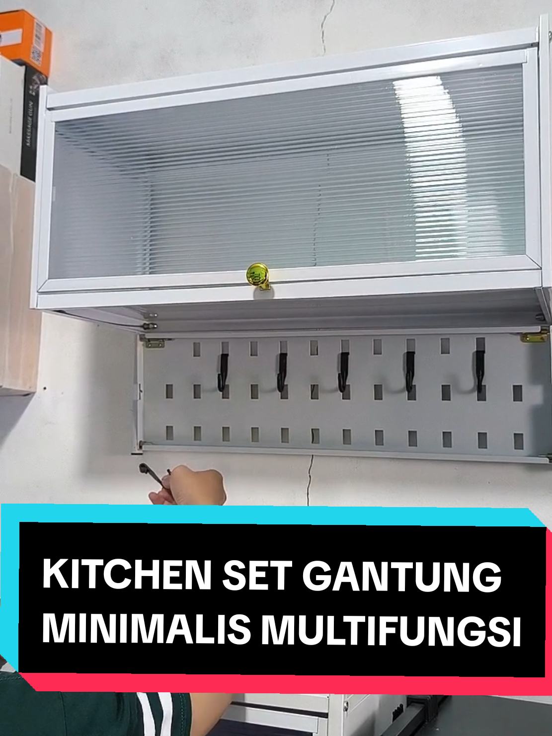 Rekomendasi Kitchen Set Gantung Minimalis Multifungsi dari @sivhomedecoid  desain nya mewah, harga Terjangkau😍😍😍 #ramadanekstraseru #rakpiring #rakdapur #lemaridapur #lemaridapurminimalis #lemaridapuraesthetic #lemaridapurmultifungsi #kitchensetgantung #sivhomedeco #lemaridapurgantung 