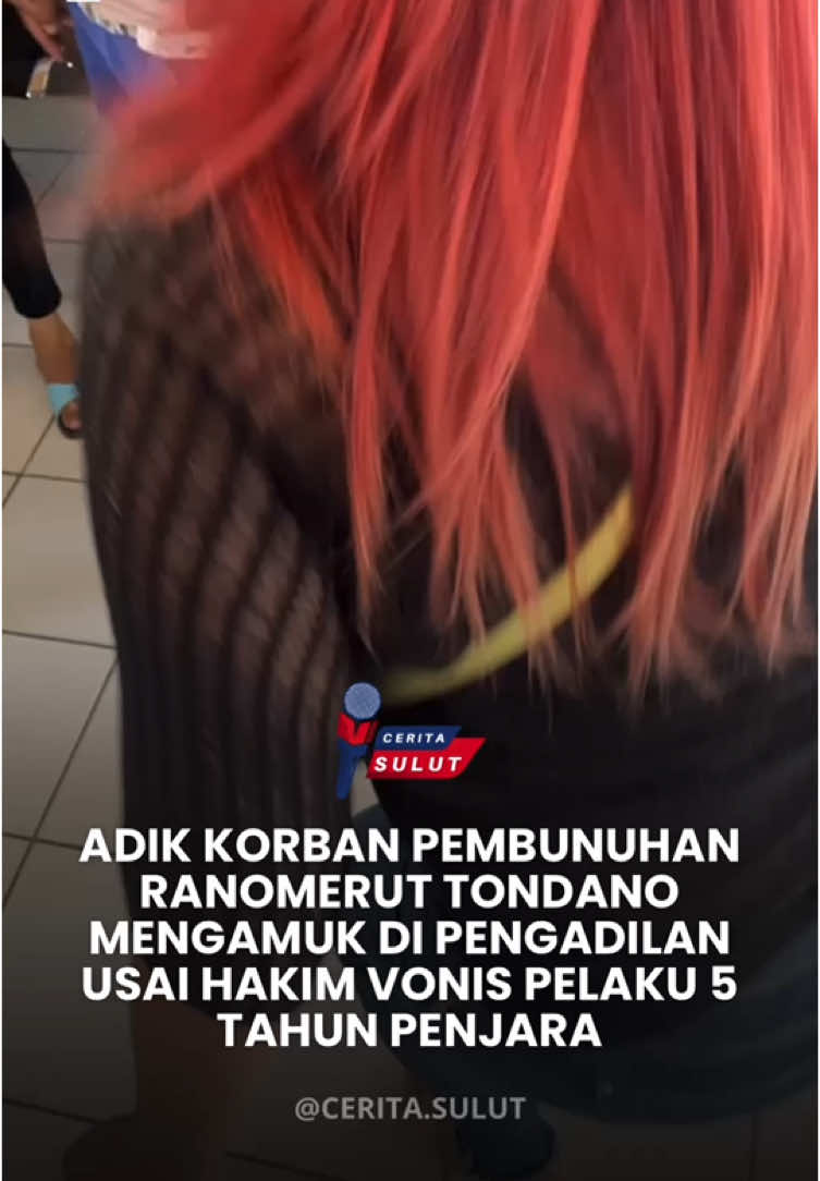 Tondano, 27 Februari 2025 – Ketegangan memenuhi ruang sidang Pengadilan Negeri Tondano pada Kamis siang, 27 Februari 2025, pukul 15.10 WITA, saat hakim menjatuhkan vonis 5 tahun penjara kepada dua terdakwa dalam kasus pembunuhan Ranomerut Tondano. Putusan ini menuai protes keras dari keluarga korban, terutama adik korban yang tidak terima dengan vonis yang dinilai terlalu ringan.  Kasus pembunuhan yang terjadi setahun lalu tersebut akhirnya memasuki babak putusan siang tadi. Jaksa Penuntut Umum (JPU) sebelumnya menuntut hukuman 12 tahun untuk terdakwa pertama dan 10,6 tahun untuk terdakwa kedua. Namun, hakim memutuskan vonis yang jauh lebih ringan, yaitu 5 tahun penjara untuk kedua terdakwa.  Mendengar putusan tersebut, adik korban tidak dapat menahan emosi. Ia meluapkan kekecewaannya dengan mengamuk di ruang sidang bahkan memaki hakim yang memimpin persidangan. Keluarga korban menilai putusan tersebut tidak adil dan tidak sebanding dengan kehilangan yang mereka alami.  “Kami tidak terima! Ini tidak adil bagi kami. Kakak kami kehilangan nyawanya, tapi pelaku hanya dihukum 5 tahun? Ini seperti menginjak-injak keadilan,” ujar adik korban dengan suara lantang.  Di sisi lain, JPU menyatakan akan mengajukan banding atas putusan tersebut. Menurut mereka, vonis 5 tahun tidak mencerminkan beratnya tindakan yang dilakukan oleh kedua terdakwa.  Kasus ini kembali menyoroti perdebatan tentang keadilan dalam sistem peradilan Indonesia, terutama terkait kesenjangan antara tuntutan jaksa dan putusan hakim. Keluarga korban berharap proses banding dapat memberikan keadilan yang lebih baik bagi korban dan keluarganya.  #ceritanews #ceritasulut #KeadilanUntukRanomerut #PengadilanNegeriTondano #KasusPembunuhan #PutusanHakim #BandingJPU #KeluargaKorbanProtes #manadoviral #manado #sulutviral #viralsulut #sulawesiutara #sulut #videoviral 