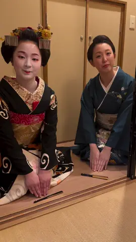 Geiko miehina and her imōto/Little sister, Miekinu-san greet a client at a teahouses for her misedashi-debut  #舞妓 #舞妓さん #芸妓 #芸妓さん #日本 #祇園 #京都 #日本文化 #日本の伝統文化 #かんざし #日本文化 #芸者舞妓 #まめ藤さん #芸者 #帯 #着物 #帯締め #かんざし #ボーイ #日本文化 #古代日本 #舞妓メイク #ダンス  #maiko #maikosan #geiko #geikosan #kanzashi #obi #obijime #Kogai #kimono #Oshiroi #🇯🇵 