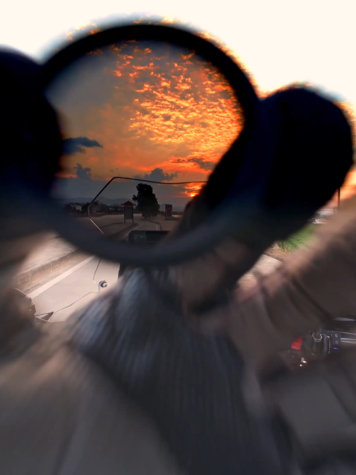 Riding into the blur! 🏍️✨ Thanks to the ND filter, every ride looks like a dream. 🌇 Created by: 陈乐乐 #djiosmo #OsmoAction4 #motorcycle #ndfilter 