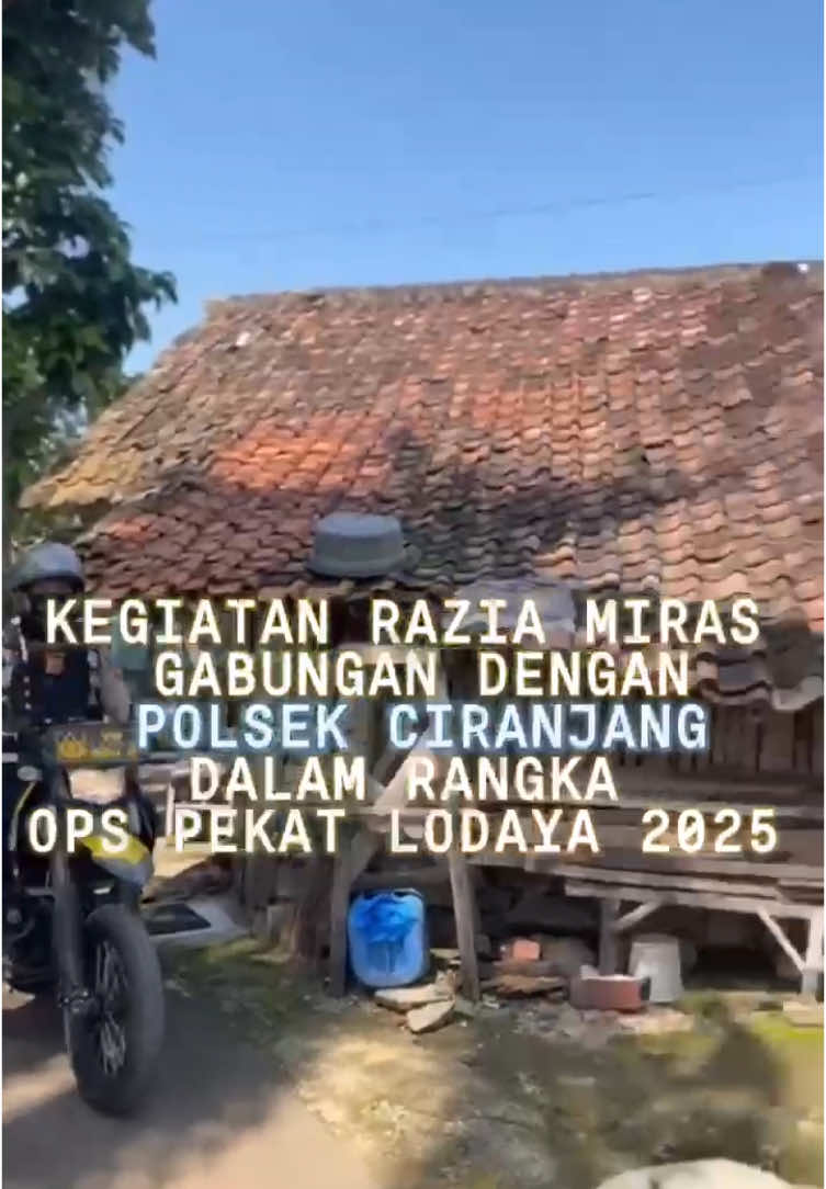 Pada hari Kamis tanggal 27 Februari 2025. Pukul 10.00 S/d selesai. Tim Jago Presisi Satsamapta Polres Cianjur melaksanakan razia miras dalam rangka OPS Pekat Lodaya 2025 wilayah hukum Polres Cianjur. Pada pukul 10.30 Tim Jago Presisi Satsamapta Polres Cianjur Bersama Anggota Polsek Ciranjang melaksanakan Razia di Kp. Cibodas Rt. 001/002 Desa Gunungsari Kec. Ciranjang Menemukan Penjual minuman keras oplosan saat dilakukan penggeledahan tersangka sedang meracik minuman tersebut. identitas tersangka: - Berinisial MM (35) Alamat Kp. Leuweung Konde 04/03 Ds.  Kertajaya Kec. Ciranjang Kab. Cianjur Barang Bukti Yang di Amankan : 1. 16 (enam belas) Kantong plastik Minuman oplosan jenis roso-roso siap edar 2. 1 (satu) ember minuman oplosan jenis roso-roso  3. 4 (empat) kantong plastik biang oplosan (1 kantong 5 liter) 4. ⁠4 (empat) galon air mineral 5. ⁠40 (empat puluh) box kukubima rasa ginseng (1 box 6 sachet) 6. ⁠1 (satu) buah Handphone (milik MM) 7. ⁠1 (satu) buah KTA persatuan ojeg a/n MM Setelah di lakukan pemeriksaan dari pengakuan tersangka dia bisa membuat sebanyak 900 (sembilan ratus) kantong plastik. Kemudian minuman oplosan tersebut disalur ke depot-depot di Cianjur.  Kemudian Tersangka dan barang bukti diserahkan kepada Satreskrim Polres Cianjur untuk ditindaklanjuti. #polri #polripresisi #poldajabar #KinerjaPelayananPrima #baktiuntuknegeri #indonesiaemas #polrescianjursaepisan #cianjur @listyosigitprabowo @kapolda_jawabarat @dedimulyadi71 @bareskrim @kabaharkam @korsabhara_ @ditsamaptakorsabharabaharkam @ditsamaptapoldajabar @divisihumaspolri @humaspoldajabar @almero_alvaro @handreasardian @humaspolrescjr @dr.mohammadwahyu @abiramzi76 @mettytriantika @dprd_kabupatencianjur @kejari_cianjur @pncianjur @kamselpolrescianjur @reskrim_cianjur @satresnarkobacianjur @tmclantascianjur  @satbinmas.polres_cianjur @thepolicebandofficial @visitcianjur @infocianjur @110polrescianjur @cianjurkita @cianjurupdate @pemkabcjr @tenpolhits @satpolpp.damkar.cianjur @infobnn_kab_cianjur @cianjurtea_ @mpambarita @maungpolrescianjur