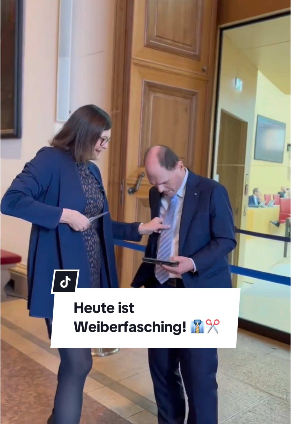 Heute ist Weiberfasching! 🎉Nehmt euch in Acht vor unserer Landtagspräsidentin Ilse Aigner, auch hier ist keine Krawatte sicher! 👔✂️ Unser parlamentarischer Geschäftsführer @Michael Hofmann musste das am eigenen Leib erfahren. #Fasching #Krawatte #Tradition