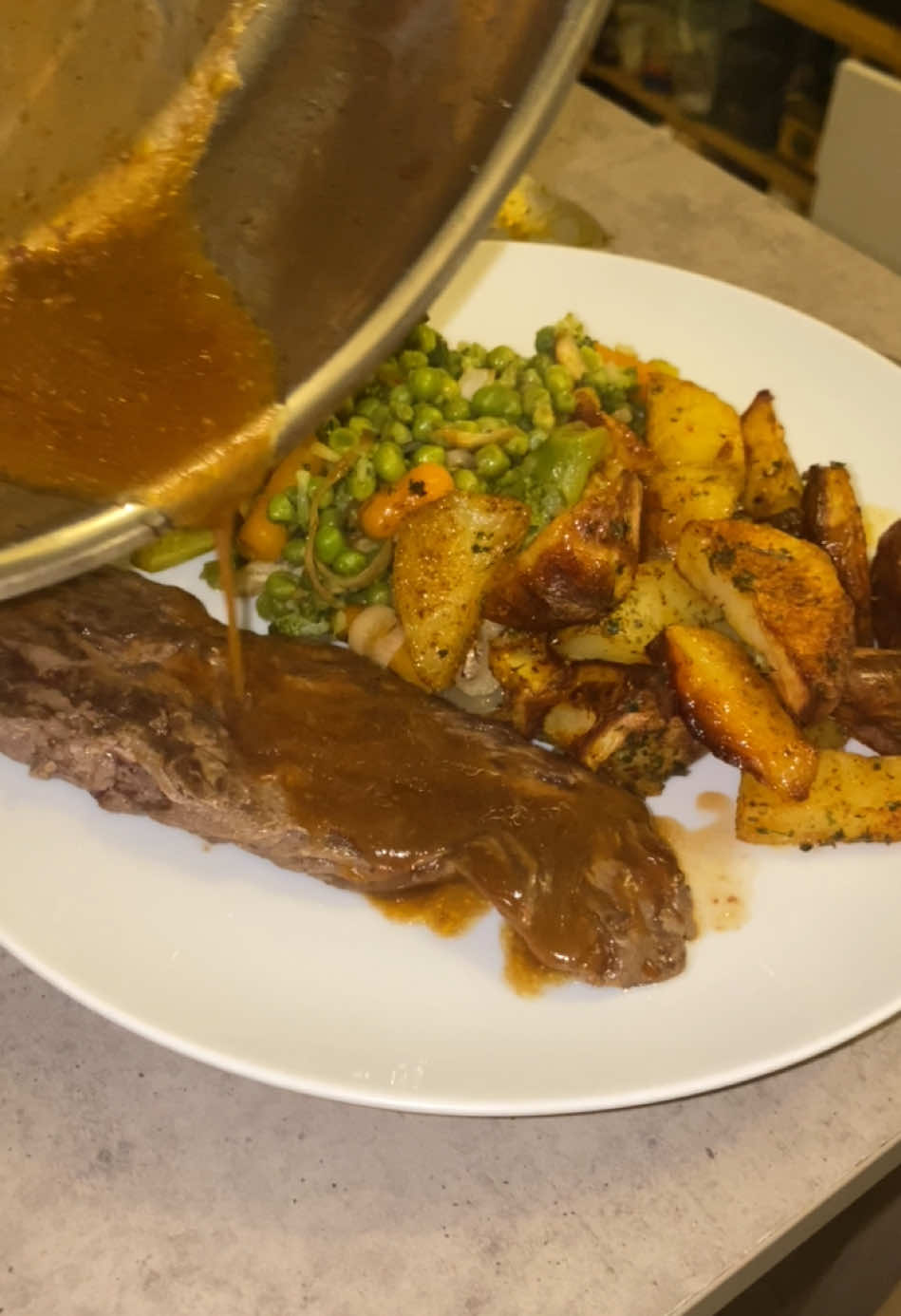 Bavette Tendre à la Sauce BBQ, Pommes de Terre Rôties et Légumes Vapeur : Un Festin Simple et Délicieux ! Découvrez une recette complète et savoureuse, parfaite pour un repas familial réussi ! Une bavette tendre et juteuse, des pommes de terre rôties parfumées et des légumes vapeur croquants, le tout préparé avec des ingrédients simples et frais. Ingrédients savoureux et équilibrés : Bavette de bœuf, pour une viande tendre et savoureuse. Sauce barbecue, pour une touche sucrée et fumée. Pommes de terre, pour un accompagnement réconfortant. Ail frais, pour un parfum intense. Persil frais, pour une note herbacée. Huile d'olive, pour une cuisson saine et savoureuse. Paprika, pour une touche colorée et épicée. Petits pois et carottes, pour une dose de vitamines et de fibres. Préparation facile et gourmande : Étape 1 : Préchauffez le four à 200°C (390°F). Étape 2 : Coupez les pommes de terre en morceaux, mélangez-les avec de l'huile d'olive, de l'ail haché, du persil, du sel, du poivre et du paprika. Étalez-les sur une plaque de cuisson et enfournez pendant 30-40 minutes, jusqu'à ce qu'elles soient dorées et tendres. Étape 3 : Pendant ce temps, faites cuire les petits pois et les carottes à la vapeur pendant 10-15 minutes, jusqu'à ce qu'ils soient tendres mais encore croquants. Salez légèrement. Étape 4 : Assaisonnez la bavette de sel et de poivre. Badigeonnez-la de sauce barbecue. Étape 5 : Faites cuire la bavette dans une poêle chaude pendant 3-4 minutes de chaque côté, jusqu'à ce qu'elle soit dorée et cuite selon votre goût. Étape 6 : Servez la bavette avec les pommes de terre rôties et les légumes vapeur. Résultat : Une bavette tendre et juteuse, des pommes de terre rôties parfumées et des légumes vapeur croquants, le tout sublimé par une sauce barbecue savoureuse. Un repas complet et équilibré, parfait pour toute la famille ! ✨ #bavette #recettefacile #pommesdeterre #legumesvapeur #saucebarbecue #repasfamilial #faitmaison #cuisinefacile #tiktokfood #foodlovers #recetterapide #ideerepas #ail #persil #paprika