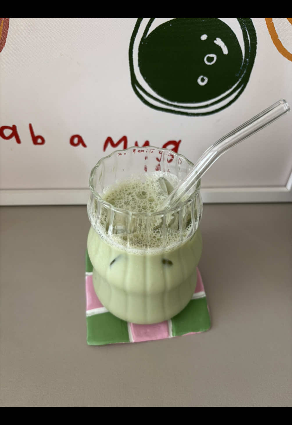 Gostam? -Matcha, xarope de baunilha e leite é gostoso demaisss! 💚 - - #homecafe #matchalatte #chill #cozy #mugs #casa #matcha #coffe #homebodylife 